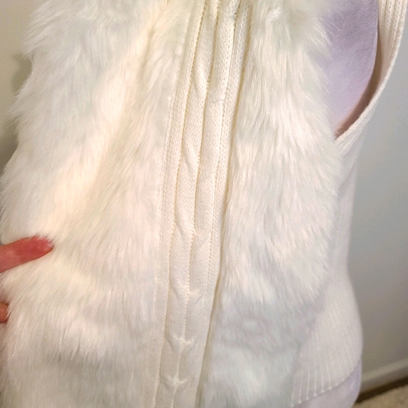 NWOT XOXO FAUX FUR VEST - Picture 6 of 8